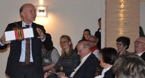 Bürgermeister Hermann Heuser nimmt symbolisch ein Weihnachtspaket entgegen.