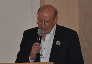 Der frisch gehrte Stifterpreisträger Toni Straeten bei seiner Dankrede.